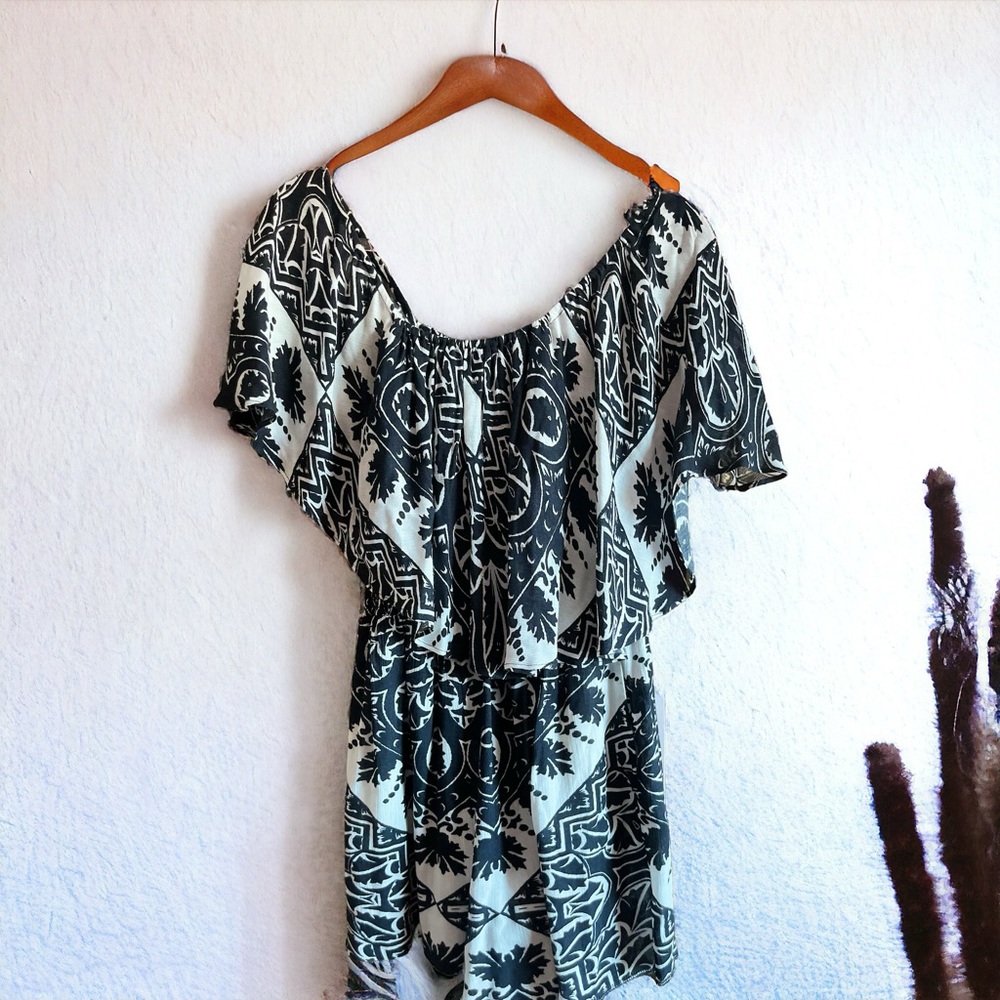 Alice + Olivia Black & White Asymmetrical Short Jumper  Size 4 Boho Aztec